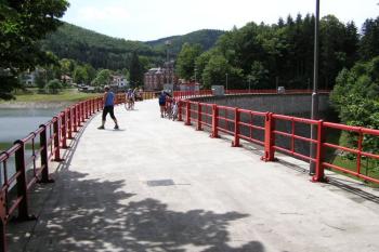 Koruna hráze přehrady ( © Jan P. Štěpánek 07/2007)
