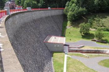 Vnější líc hráze přehrady Bystřička ( © Jan P. Štěpánek 07/2007)