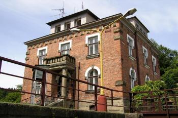 Správní budova přehrady na Bystřičce ( © Jan P. Štěpánek 07/2007)