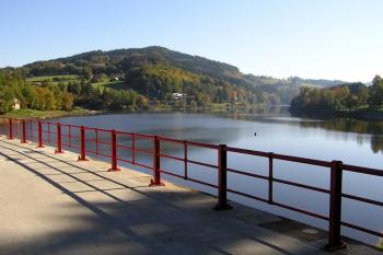 Pohled z koruny hráze na plochu přehrady ( © Jan P. Štěpánek 10/2007)