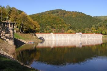 Hráz a výpustní věž přehrady na Bystřice ( © Jan P. Štěpánek 10/2007)