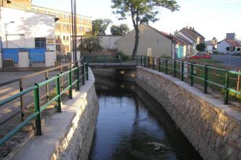 nově upravené koryto Strhance v Přerově u Osmeku ( © Ondřej Štěpánek 07/2007)