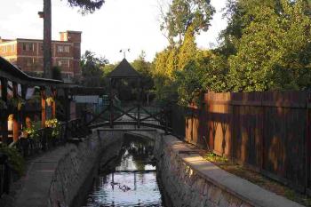 roztomilý dřevěný můstek přes Strhanec v Přerově u restaurace Kormorán ( © Ondřej Štěpánek 07/2007)