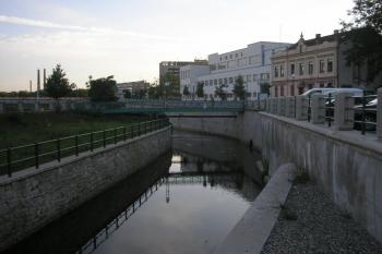 pohled na rozšiřující se koryto Strhance při jeho ústí zpět do Bečvy u Sokolovny v Přerově ( © Ondřej Štěpánek 07/2007)