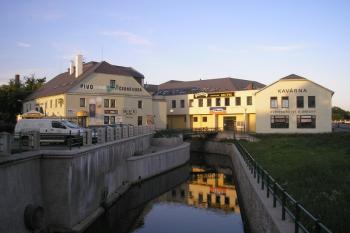 pohled na bývalý mlýn na Strhanci při ústi zpět do Bečvy u Sokolovny v Přerově ( © Ondřej Štěpánek 07/2007)