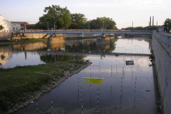 pohled na samotné místo ústí Strhnace s Bečvou u Sokolovny ( © Ondřej Štěpánek 07/2007)