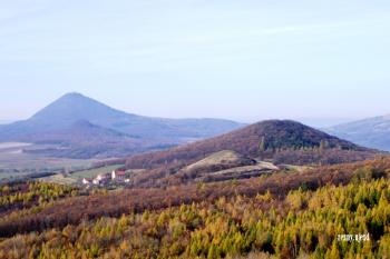 Sutom a Holý vrch z Košťálova (© Petr Lánský - Rezny.Ujezd.Sblog.cz, 09/2009)