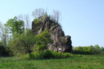 Pohled na úzký skalní hřbet od jihu ( © iV 4. 5. 2007)