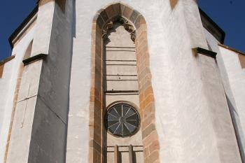 Zazděné okno závěru s architektonickými články ( © Ivan Grisa 05/2009)