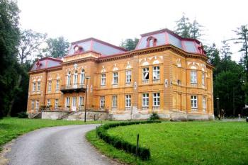 Zámek v Nové Vsi u Chotěboře ( © Pavel Vítek 06/2007)