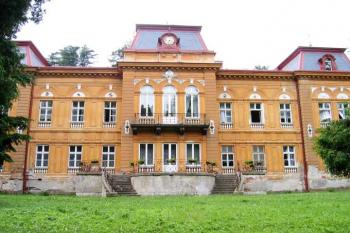 Zámek v Nové Vsi u Chotěboře ( © Pavel Vítek 06/2007)