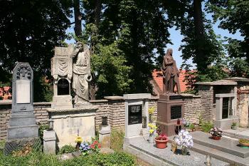 Figurální náhrobky v severní části hřbitova ( © Ivan Grisa 05/2009)