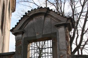Jižní brána na bývalý hřbitov s datem poslední opravy ( © Ivan Grisa 02/2011)