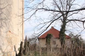 Jižní část bývalého hřbitova, v pozadí někdejší fara ( © Ivan Grisa 02/2011)