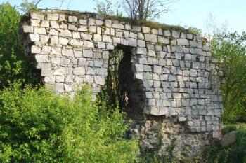 Severozápadní zachovalá část průčelí tvrze ( © iV 4. 5. 2007)