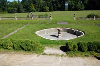 Kašna v zashradě ( © Petr Vaculčík 07/2007)
