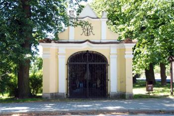 Kaple před zámkem ( © Petr Vaculčík 07/2007)