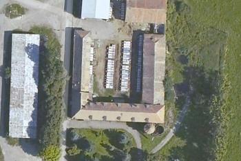 letecký snímek areálu tvrze před demolicí v r. 2009 ( © Mapy Google 2013)