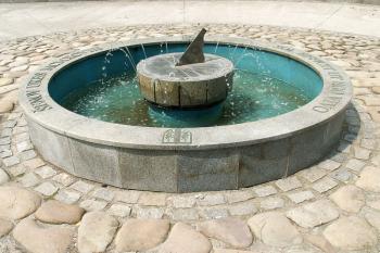 Celkový pohled na kašnu se slunečními hodinami. ( © Miroslav BITTER 07/2007)