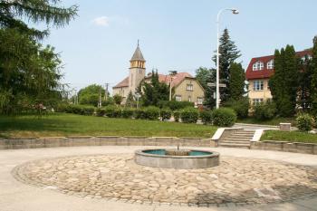 Pohled na kašnu se slunečními hodinami - v pozadí kostel Českobratrské církve evangelické ( © Miroslav BITTER 07/2007)