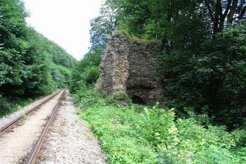 Železniční trať procházející těsně vedle brány ( © Roman Řezáč 08/2004)