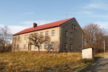 Celkový pohled na tzv. starou školu ( © Miroslav BITTER 04/2007)