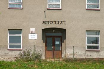 Nad hlavním vstupem do školy je římskými číslicemi udán letopočet 1856 ( © Miroslav BITTER 07/2007)