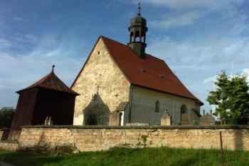 Kostel sv. Prokopa - pohled od severozápadu (© Milan Caha, 07/2007)