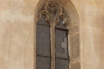 Detail východního okna v jižní zdi lodi s novogotickou kružbou (© Milan Caha, 07/2007)
