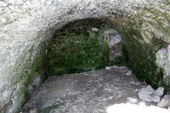 suterén severního křídla ( © Pavel Zany Komárek 4.5. 2006)