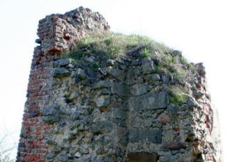 opěrný pilíř v severovýchodním nároží ( © Pavel Zany Komárek 4.5. 2006)