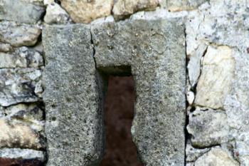 klíčová střílna v patře věže - pohled z exteriéru ( © Pavel Zany Komárek 4.5. 2006)