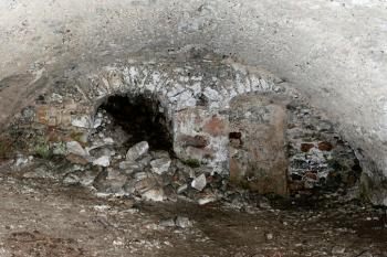 sklep pod obytnou stavbou ( © Pavel Zany Komárek 4.5. 2006)
