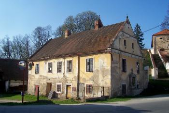 Bývalá fara pod kostelem (© Michal Schuster, 04/2009)