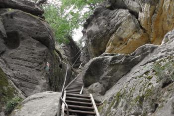 Schodiště na Staré Hrady (© Josef Filio Šretr, 7.6.2012)