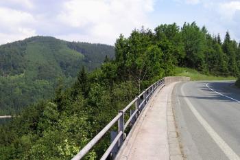 Kopec Šance (od cesty vlevo) nad přehradní nádrží Šance ( © Jan P. Štěpánek 07/2007)