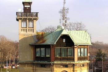 pohled na Hladnovskou vodárnu z komplexu bytového domu Atrium ( © Jan P. Štěpánek 01/2008)