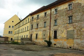 západní trakt koleje (© Milan Caha, 07/2007)