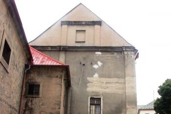 průčelí a štít západního křídla (© Milan Caha, 07/2007)