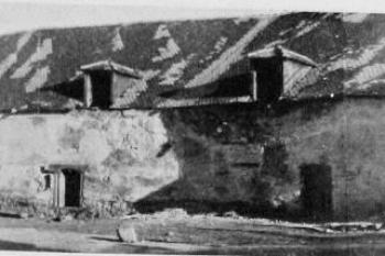 severní průčelí před zbořením ( © B. Štorm (in Zprávy památkové péče LIV-1994, č. 4, str. 112))