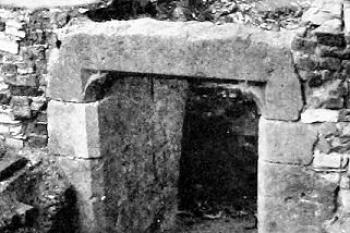 pozdně gotický portál v koutě nádvoří (před demolicí) ( © B. Štorm (in Zprávy památkové péče LIV-1994, č. 4, str. 109))