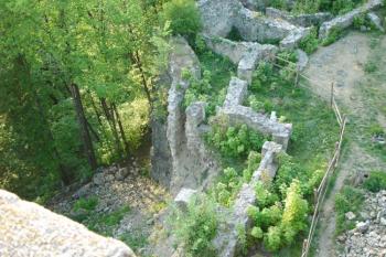 Čerstvě sesutá část hradu ( © iV 4. 5. 2007)