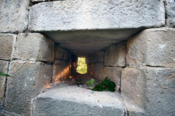 nesymetrická špaleta okna románského paláce ( © Pavel Zany Komárek 4.5. 2007)