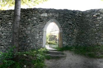 východní obvodová hradba se vstupním portálem ( © Pavel Zany Komárek 4.5. 2007)