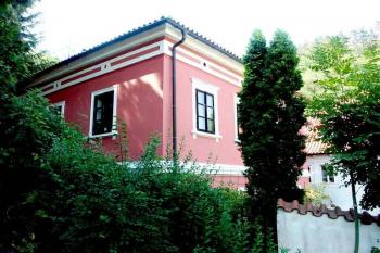 Klasicistní dům čp. 44 z roku 1840 (© Milan Caha, 07/2007)