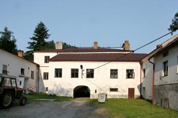 Západní průčelí ( © Luděk Pitter 07/2006)