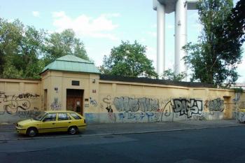 Vchod do bývalé obřadní síně (© Milan Caha, 07/2007)
