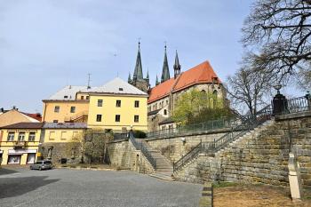 Pohled na místo zaniklého areálu hradu Chrudimi od jihovýchodu (© Jan P. Štěpánek  04/2024)