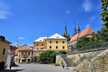 Pohled na místo zaniklého městského hradu ze Žižkova náměstí (© Jan P. Štěpánek  05/2024)