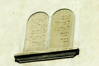 Desky  desatera nad vstupem (© Milan Caha, 07/2007)
